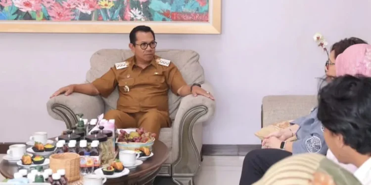 Wali Kota Batu Nurochman saat beraudiensi soal komitmen kerja sama pembangunan instalasi PSEL. Foto: Prokopim KWB