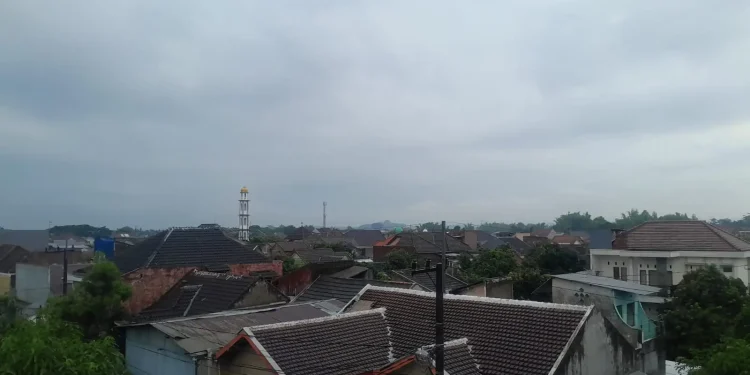 Informasi prakiraan cuaca Malang, khususnya Kota Malang pada hari Rabu, 12 November 2025 yang diperkirakan dalam kondisi hujan dengan intensitas ringan sampai sedang. /Foto: Tugumalang.id/Bagus Rachmad Saputra