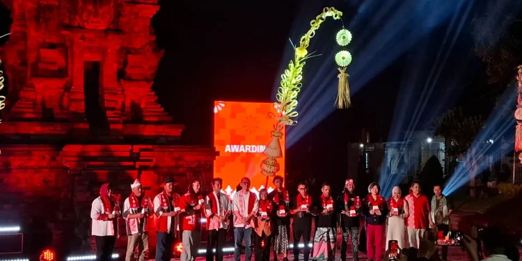 12 penerima penghargaan Sang Ganusa di malam penutupan ICCF 2025. Foto: Aisyah Nawangsari Putri