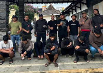 Terduga pelaku pengeroyokan bersajam di musik underground di Kota Batu saat diamankan di Mapolsek Batu. Foto: Istimewa
