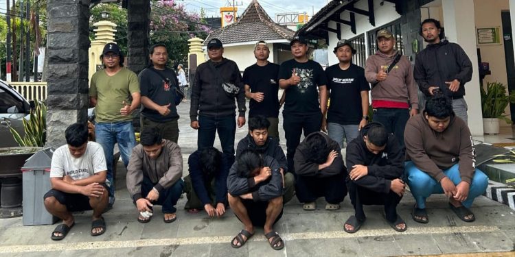 Terduga pelaku pengeroyokan bersajam di musik underground di Kota Batu saat diamankan di Mapolsek Batu. Foto: Istimewa