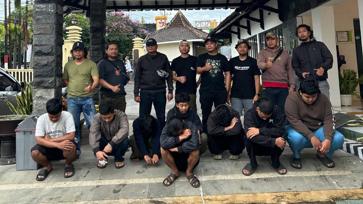 Terduga pelaku pengeroyokan bersajam di musik underground di Kota Batu saat diamankan di Mapolsek Batu. Foto: Istimewa