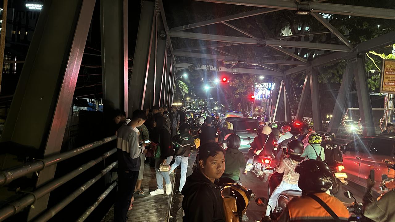 Suasana jembatan Suhat Kota Malang saat evakuasi korban. Foro/dok