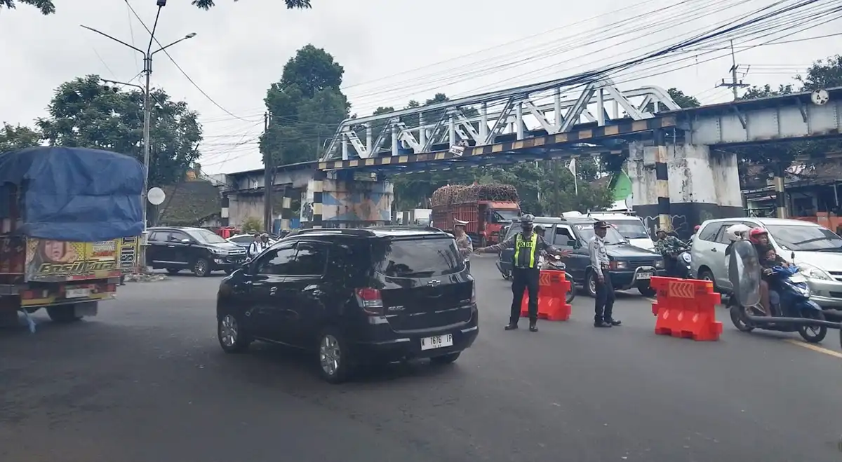Petugas melakukan rekayasa lalu lintas