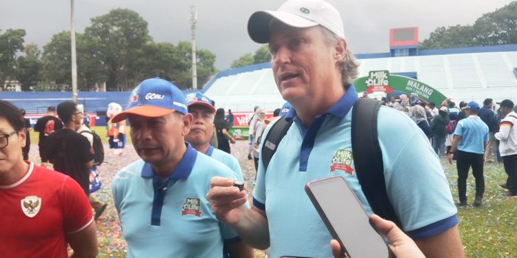 Head Coach Milklife Soccer Challenge, Timo Scheunemann menyatakan optimismenya soal sepakbola putri di Malang. (Foto/M Sholeh)