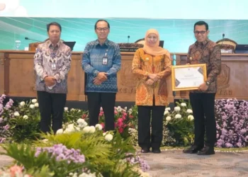 Wali Kota Batu Nurochman saat menerima penghargaan TP2DD dari Gubernur Jatim Khofifah. Foto: Prokopim KWB