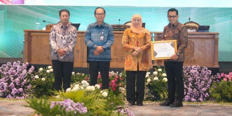 Wali Kota Batu Nurochman saat menerima penghargaan TP2DD dari Gubernur Jatim Khofifah. Foto: Prokopim KWB