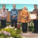 Wali Kota Batu Nurochman saat menerima penghargaan TP2DD dari Gubernur Jatim Khofifah. Foto: Prokopim KWB