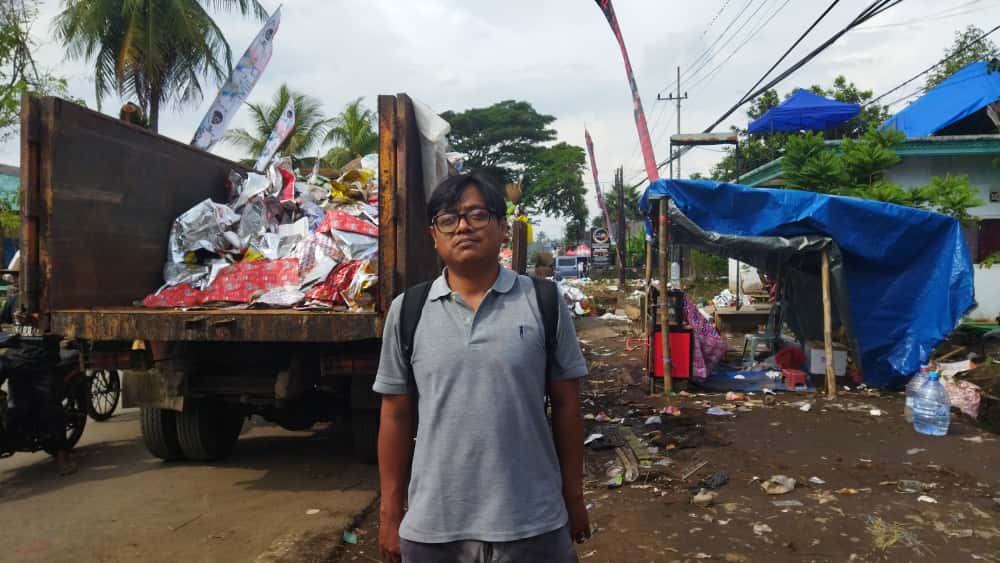 Arie ketua UPT Kepanjen saat mebersihkan sampah pasca acara Pesona Gondanglegi 2025. /Foto: Muhammad Jazuli.