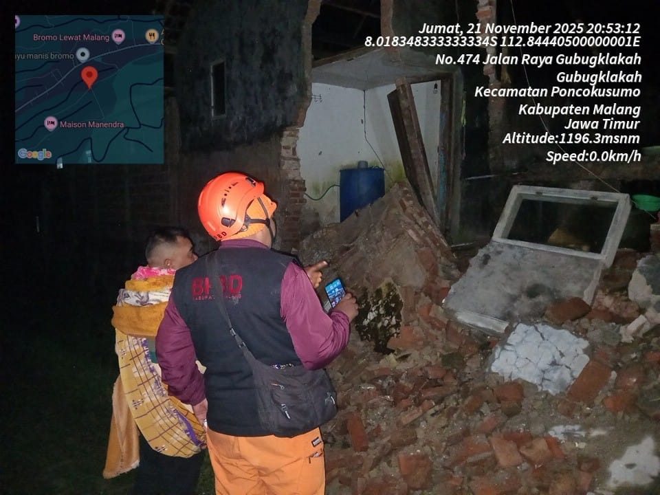 Tembok rumah warga ambrol akibat plengsengan tergerus air. Foto: BPBD Kabupaten Malang