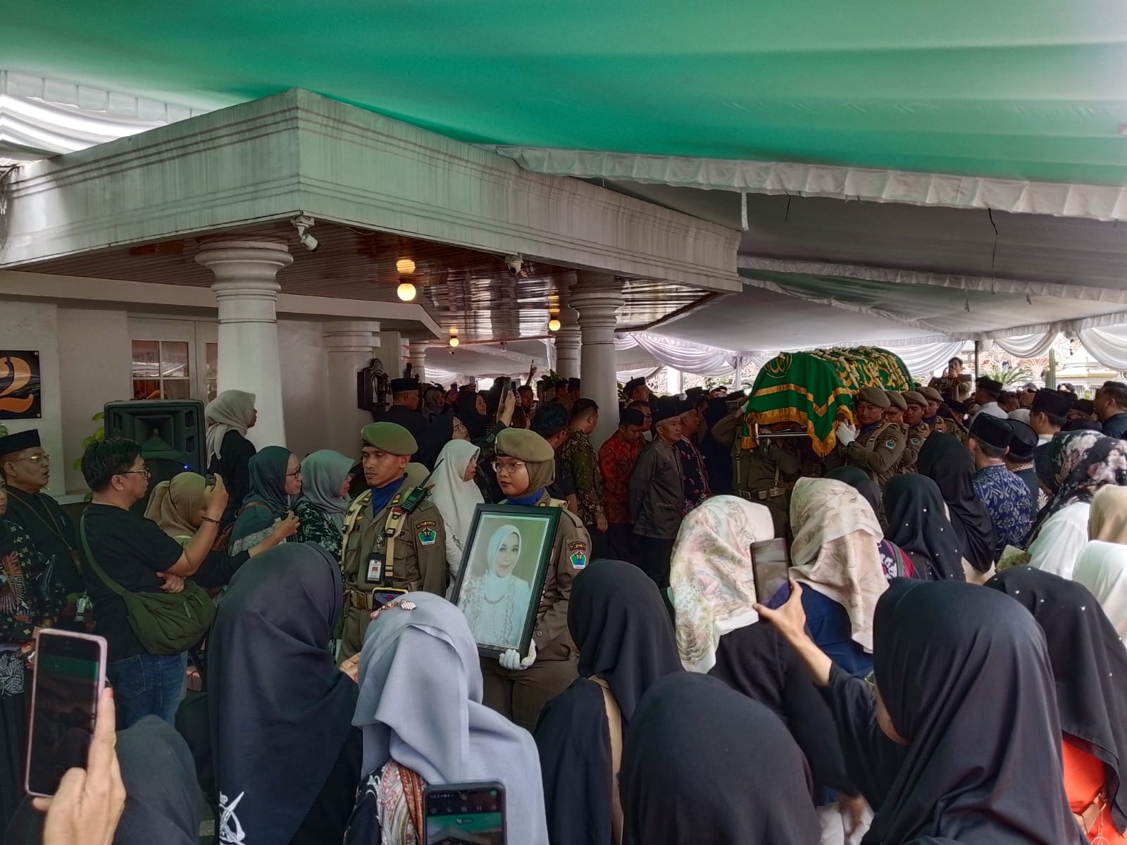 Prosesi pelepasan jenazah Istri Wali Kota Malang, Hj Hanik Andriani Wahyu Hidayat di rumah duka. (Foto/M Sholeh)