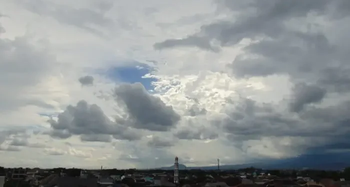 Prakiraan cuaca Malang, khususnya di Kota Malang pada Rabu, 19 November 2025 diperkirakan akan terjadi hujan ringan. /Foto: Tugumalang.id/Bagus Rachmad Saputra