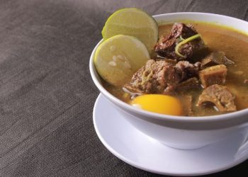 Rekomendasi soto ayam populer di Kota Batu sebagai referensi kulineran bagi warga lokal maupun wisatawan. /Foto: Pinterest/Tri Hatmi Azani Siregar