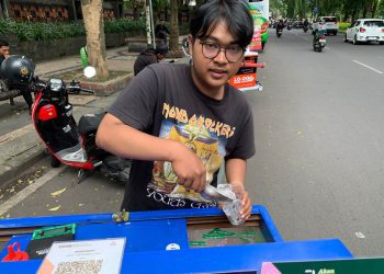 Putra Budion, remaja 20 tahun jualan kopi starling di depan Universitas Brawijaya (UB). Foto/Irham Thoriq