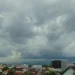 Informasi prakiraan cuaca Malang, khususnya Kota Malang hari Senin, 24 November 2025 yang diperkirakan dalam kondisi hujan ringan. /Foto: Tugumalang.id/Bagus Rachmad Saputra