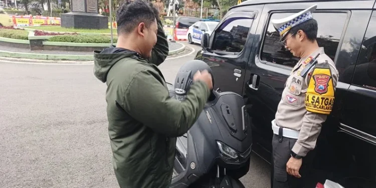 Penindakan pelanggar lalu lintas selama Ops Zebra Semeru 2025. Foto: Dok.