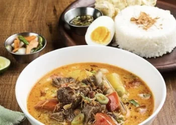 Rekomendasi tempat makan soto tangkar terbaik di Malang, lengkap dengan alamat, jam buka, dan informasi singkat untuk wisata rasa. /Foto: Pinterest/Booo.