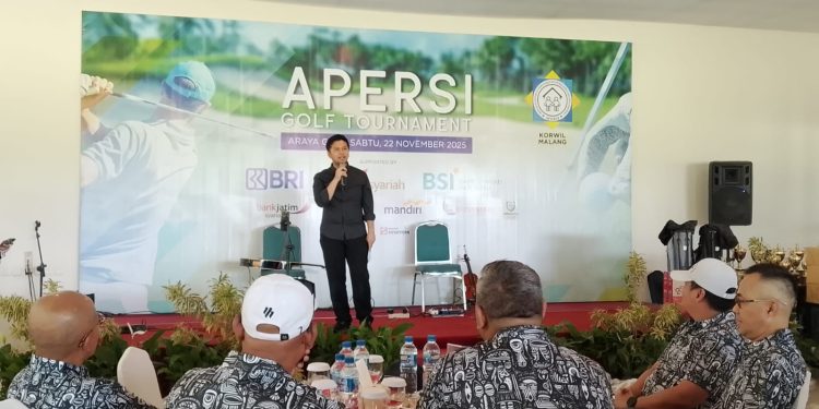 Wakil Gubernur Jatim, Emil Dardak memberikan sambutan dalam pembukaan Turnamen Golf Apersi Jatim di Malang. (Foto/M Sholeh)
