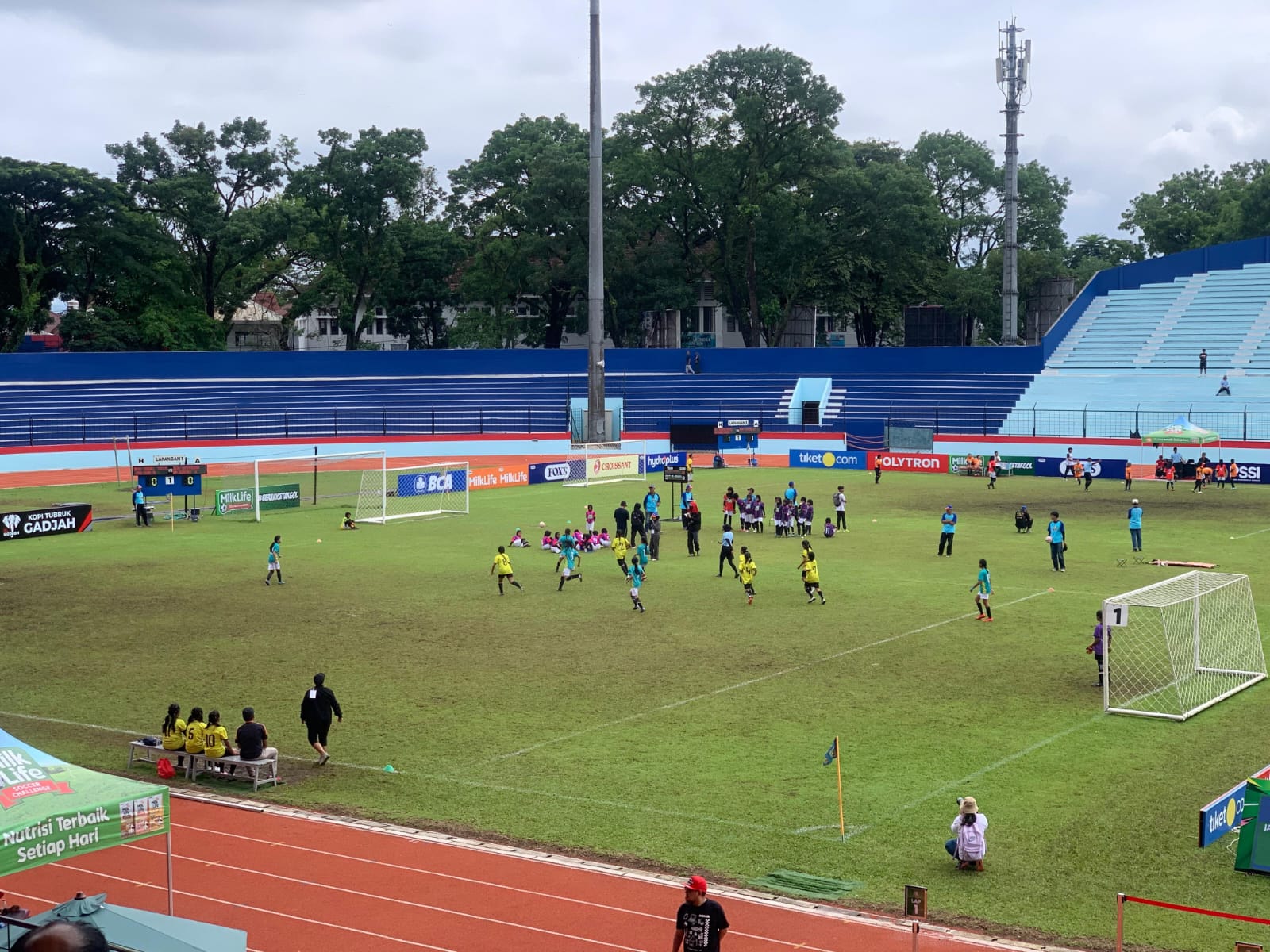 Pesepakbola putri cilik unjuk gigi di turnamen Milklife Soccer Challenge Malang. (Foto/M Sholeh)