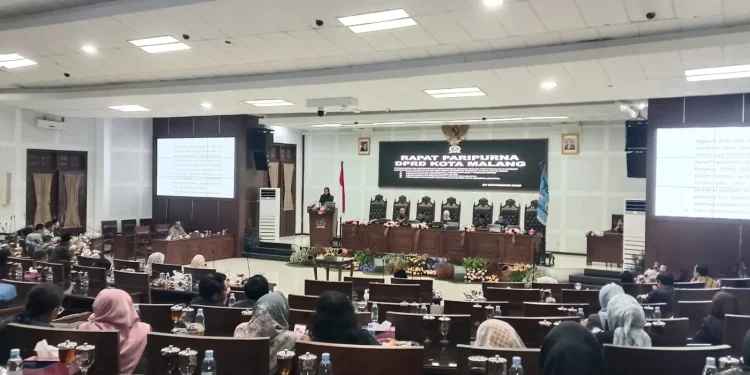 Ketua Fraksi Golkar DPRD Kota Malang, Suryadi memberikan catatan dan rekomendasi untuk Pemkot Malang. (Foto/M Sholeh)