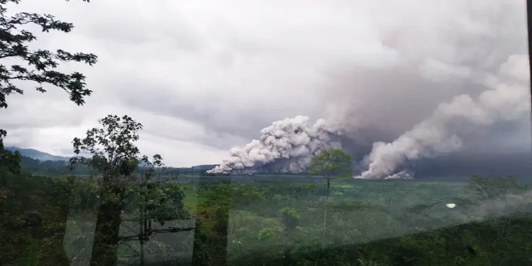 Erupsi Gunung semeru