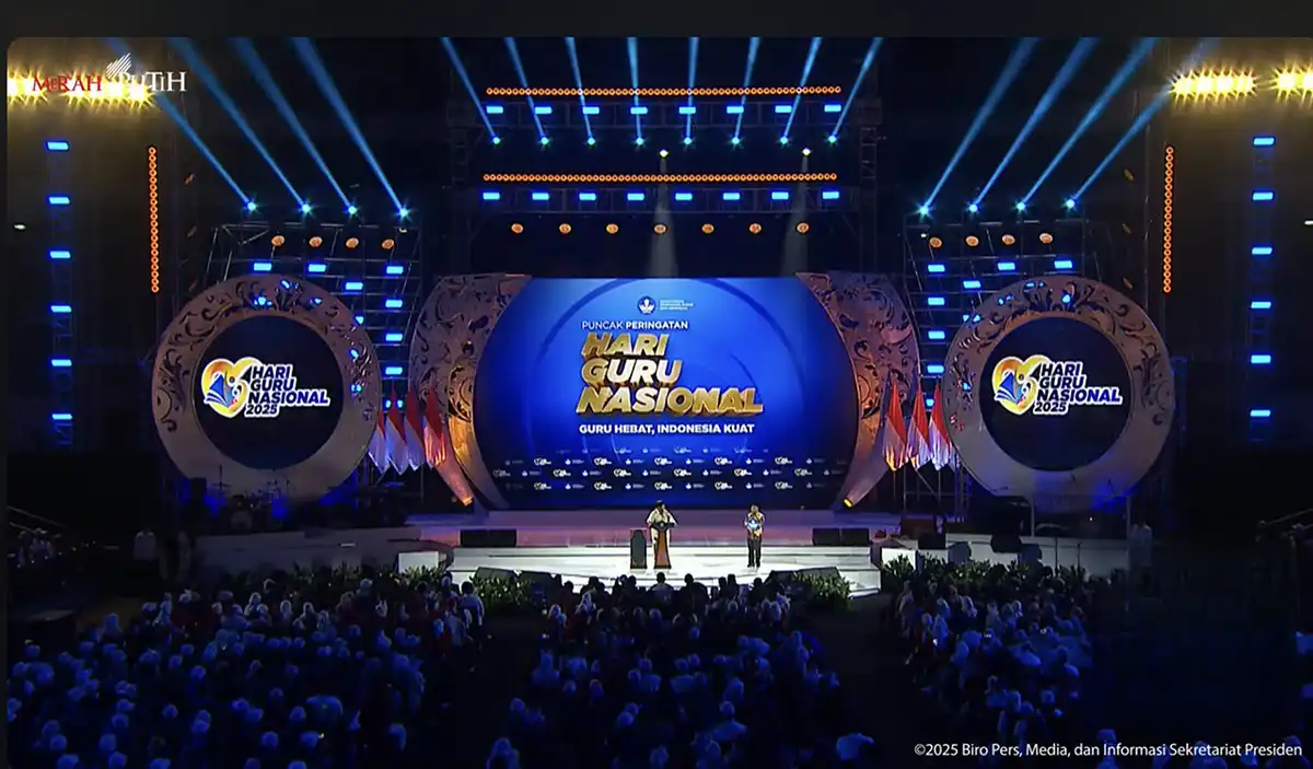 Suasana Puncak acara Hari Guru di di Indonesia Arena, Kompleks Gelora Bung Karno, Jakarta