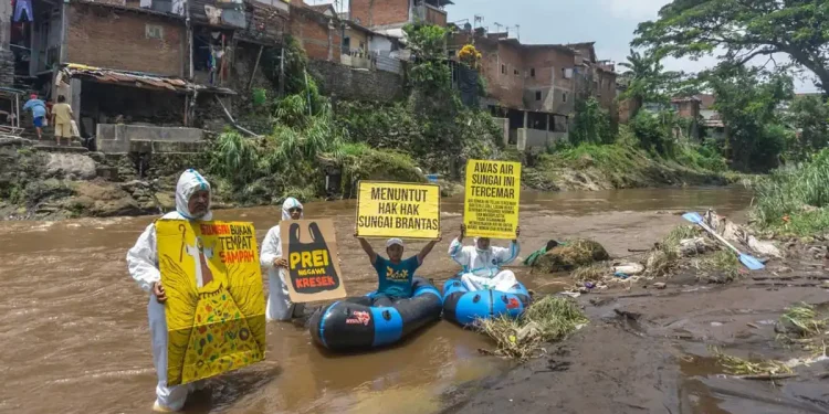 Aksi pegiat lingkungan desak pemkot malang benahi layanan sampah warga DAS Brantas. Foto: Dok