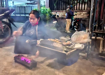 Penjaja sate sunggi