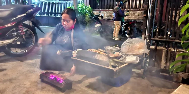Penjaja sate sunggi