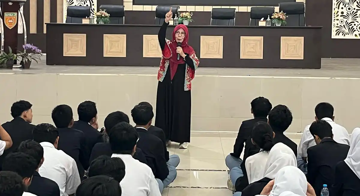 Dr. Dra. Umi Dayati, M.Pd