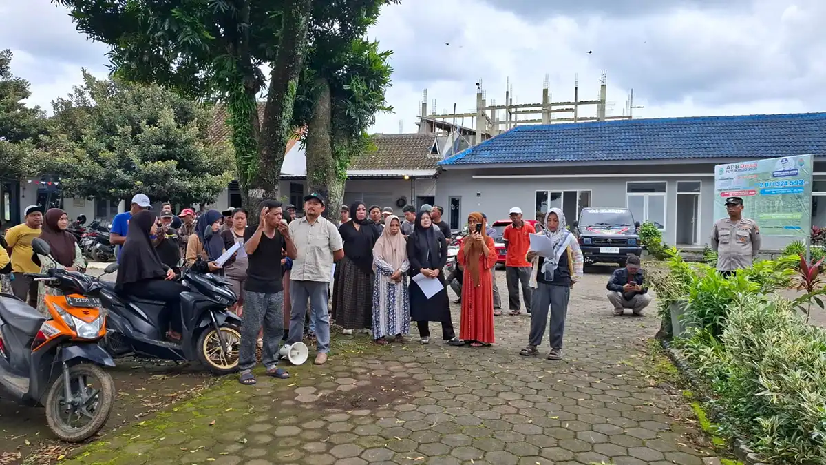 Warga menyuarakan penolakan
