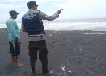 Ibu anak hanyut di sungai
