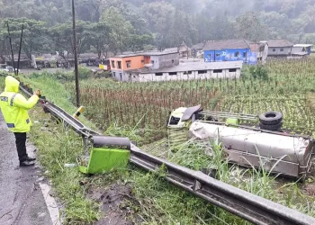 Truk terguling muat susu sapi