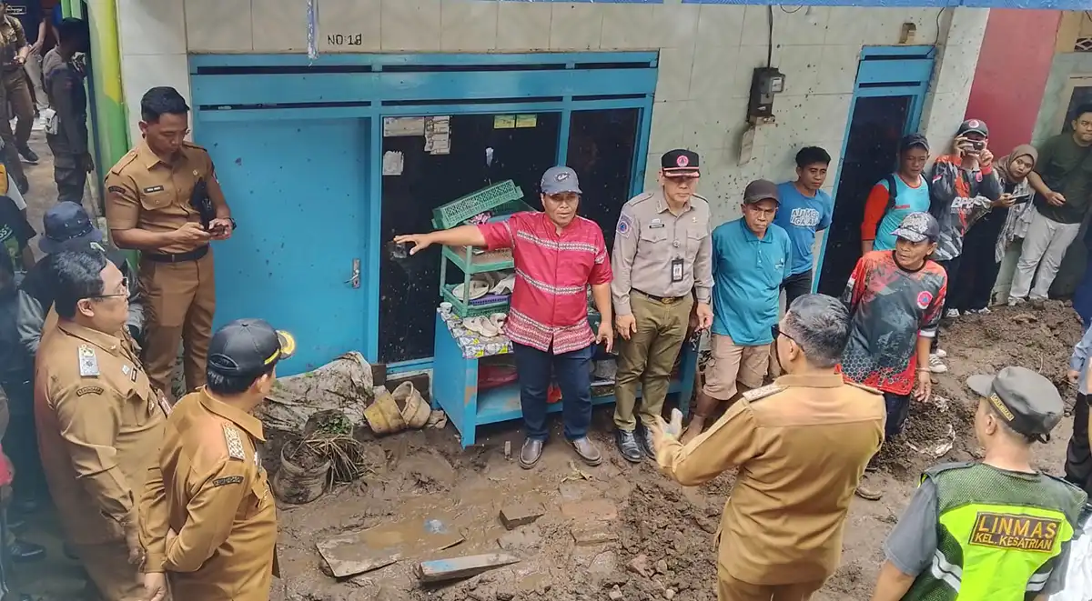 Warga terdampak trotoar jembatan rontok