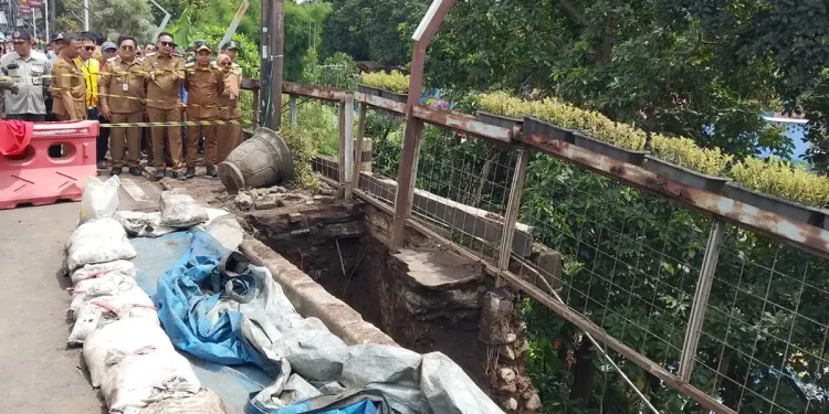 Wali Kota Tinjau Jembatan Embong Brantas