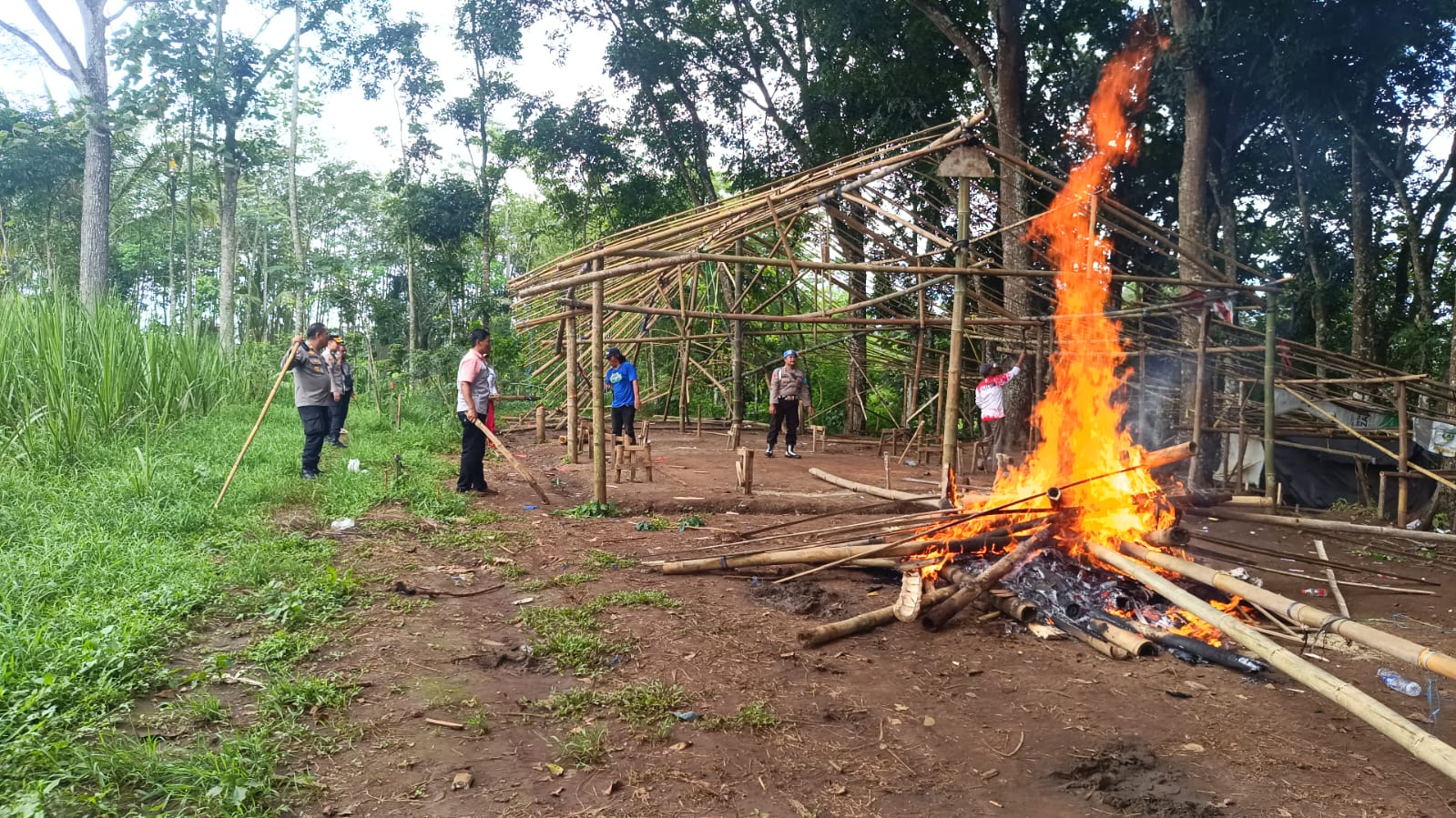 Polisi bakar arena judi sabung ayam agar tak kembali digunakan. Foto: Polres Malang