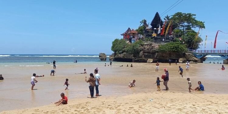 Pantai Balekambang. Foto: Aisyah Nawangsari Putri