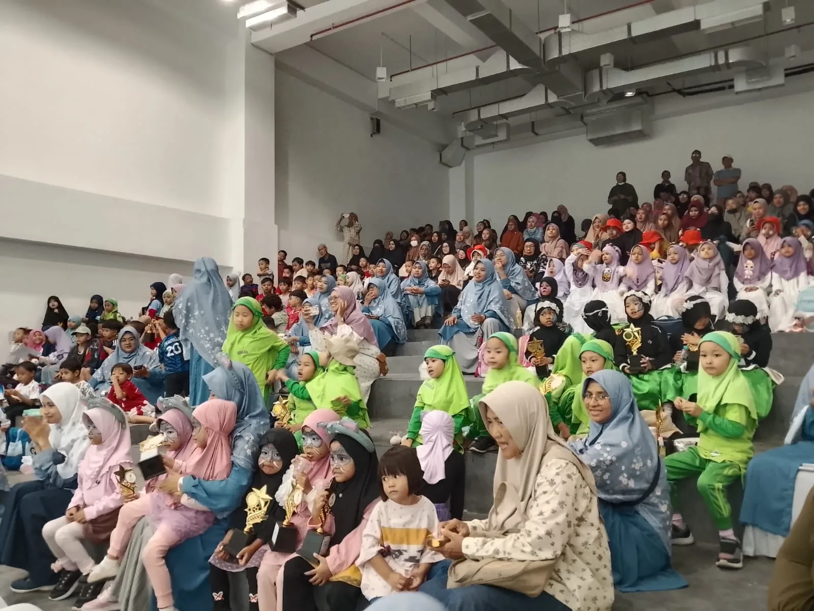 Animo siswa PAUD IT Insan Permata Malang menampilkan potensi diri dalam Gebyar Olahraga dan Seni di gedung MCC. (Foto/M Sholeh)