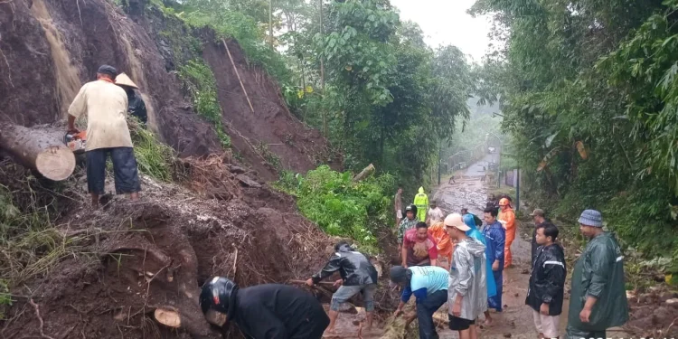 Warga bergotong royong membersihkan material tanah longsor di Karangploso. Foto: BPBD Kabupaten Malang