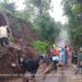 Warga bergotong royong membersihkan material tanah longsor di Karangploso. Foto: BPBD Kabupaten Malang