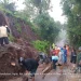 Warga bergotong royong membersihkan material tanah longsor di Karangploso. Foto: BPBD Kabupaten Malang