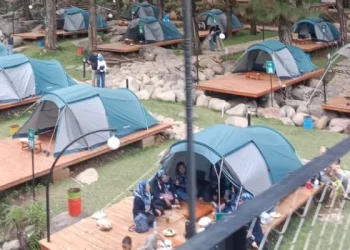 Rekomendasi glamping Kota Batu yang bisa dijadikan destinasi menikmati libur akhir tahun bersama keluarga. /Foto: Pinterest/Lauren