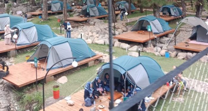 Rekomendasi glamping Kota Batu yang bisa dijadikan destinasi menikmati libur akhir tahun bersama keluarga. /Foto: Pinterest/Lauren