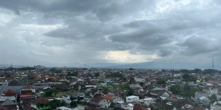 Prakiraan cuaca Malang, terutama di Kota Malang pada hari Rabu, 31 Desember 2025 diperkirakan dalam kondisi hujan ringan sampai sedang. /Foto: Tugumalang.id/Bagus Rachmad Saputra.