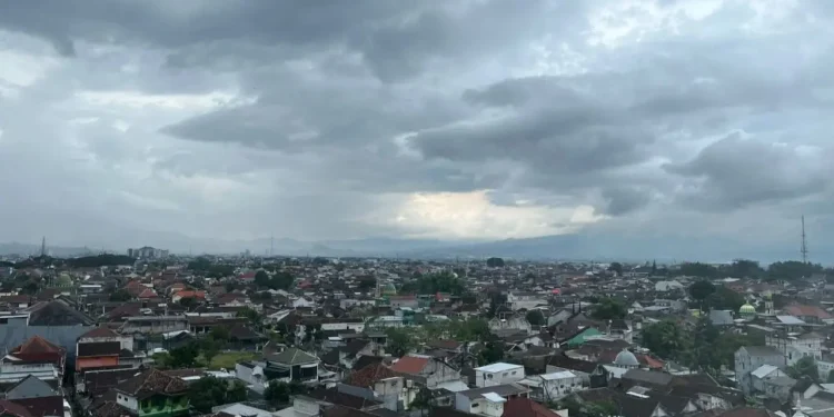 Prakiraan cuaca Malang, terutama di Kota Malang pada hari Rabu, 31 Desember 2025 diperkirakan dalam kondisi hujan ringan sampai sedang. /Foto: Tugumalang.id/Bagus Rachmad Saputra.