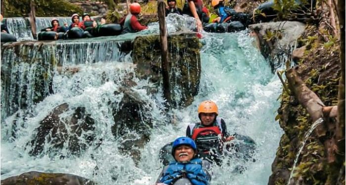 Rekomendasi river tubing Malang yang bisa dijadikan tujuan berwisata di momen libur akhir tahun 2025. /Foto: Pinterest/Angestiya