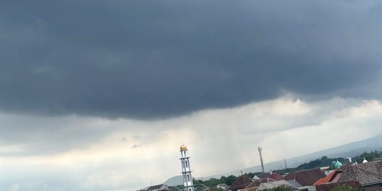 Prakiraan cuaca Malang, khususnya di Kota Malang pada Senin, 15 Desember 2025 diperkirakan mengalami hujan di seluruh wilayah. /Foto: Tugumalang.id/Bagus Rachmad Saputra
