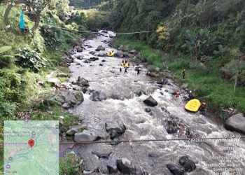 Petugas melakukan pencarian korban yang terpental ke sungai usai mengalami kecelakaan lalu lintas. Foto: Polres Batu