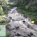 Petugas melakukan pencarian korban yang terpental ke sungai usai mengalami kecelakaan lalu lintas. Foto: Polres Batu