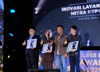 Kepala Dinas PUPR Kota Batu Alfi Hidayat (paling kiri) saat menerima penghargaan di Polres Batu Award 2025. Foto: Azmy